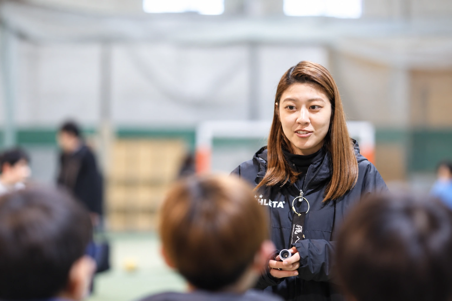 運動療育の現場で子どもたちに声をかけるスタッフ